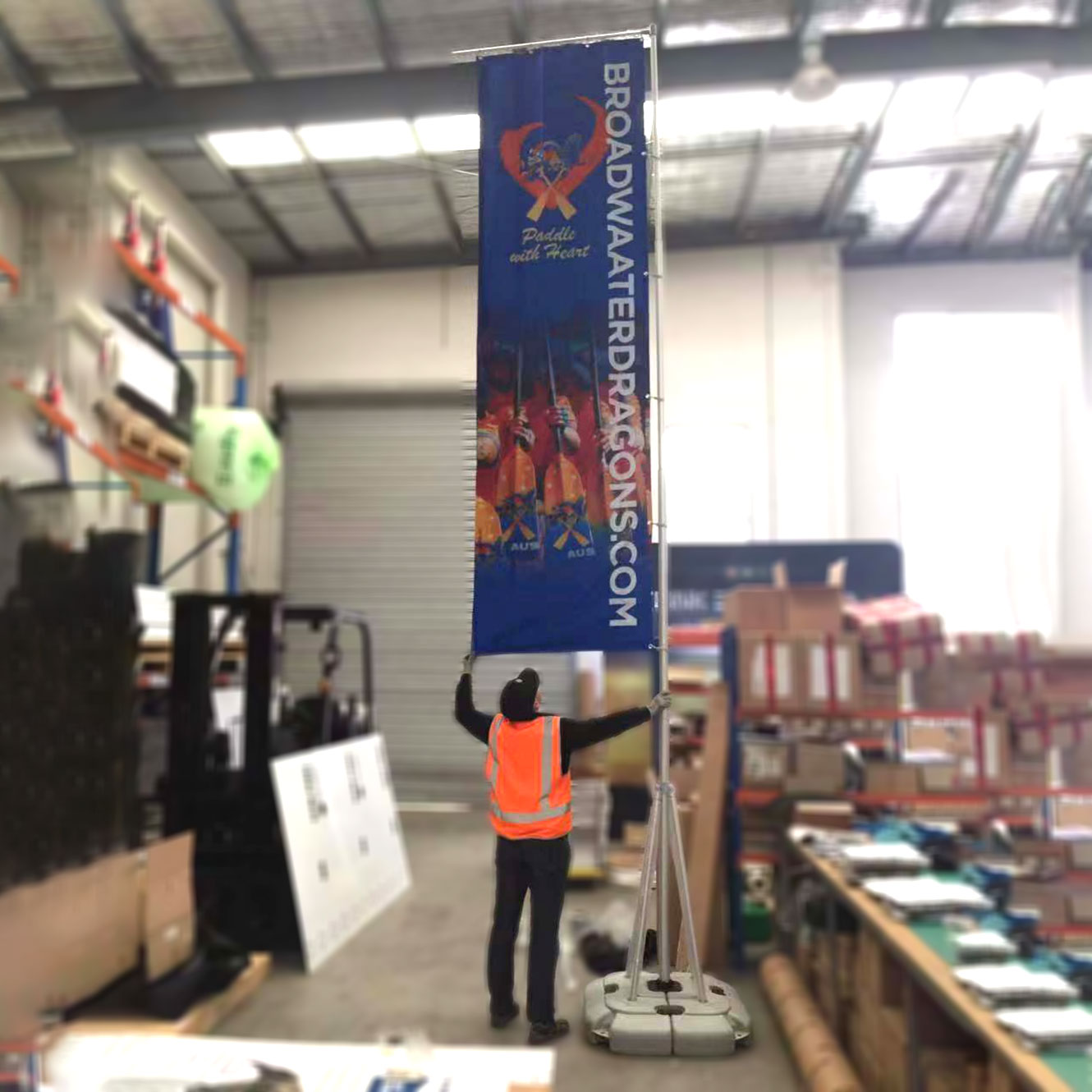 https://bigbanner.com.au/wp-content/uploads/2020/01/outdoor-giant-pole-flag-banner-2.jpg