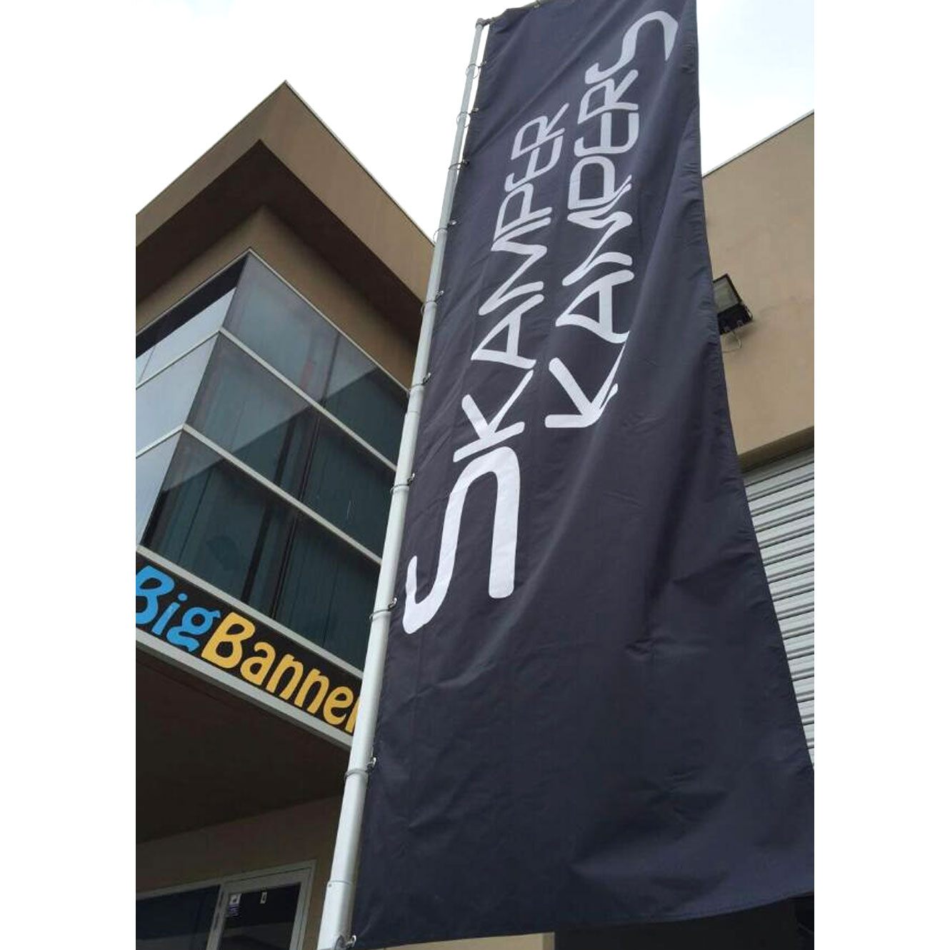 https://bigbanner.com.au/wp-content/uploads/2020/01/outdoor-giant-pole-flag-banner-4.jpg